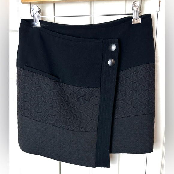 CAbi #926 Swathe Mini Wrap Skirt Black Quilted Textured Asymmetrical Knit Pocket - Picture 2 of 11